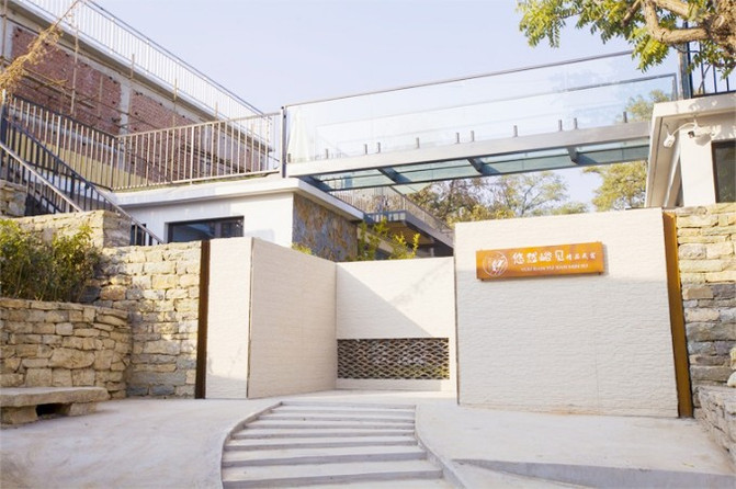 天津薊縣西井峪悠然峪見民宿，建於山頂四面環山，超大露台觀山景。