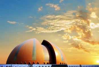 新疆大剧院+新疆古生态园汗血马基地【提前到达观看马术表演】【[产品特色]乌鲁木齐周边游景点，时间安排随意，半天充分游玩，观赏内容丰富。】