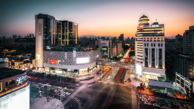 Dongjiekou Shopping Center (Rich commercial activity, Accessibility to traditional crafts)
