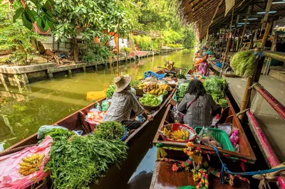 Khlong Lad Mayom Floating Market