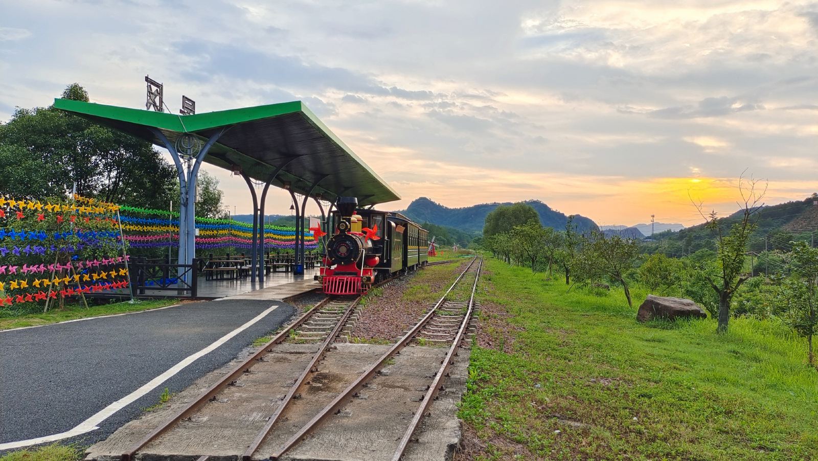 上饶火车小镇旅游景区在哪里,门票多少钱,好玩吗?-黄河票务网