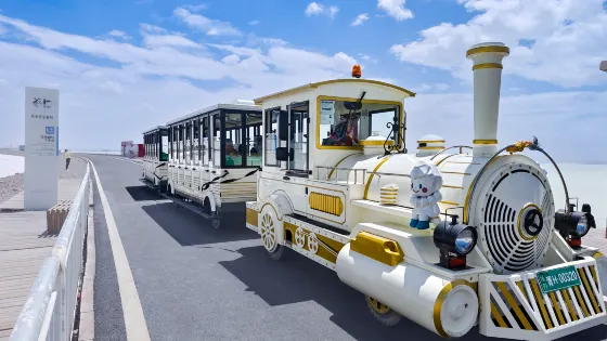 茶卡鹽湖最古老的旅遊小火車