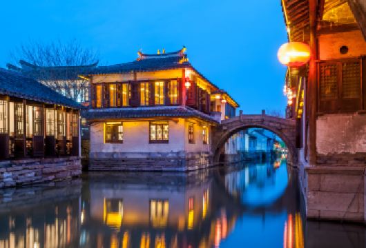 狮子林+拙政园+周庄+环镇游船+《只此周庄》演出一日游【[园林+古镇]行程丰富，一天内畅游古典园林和水乡古镇】