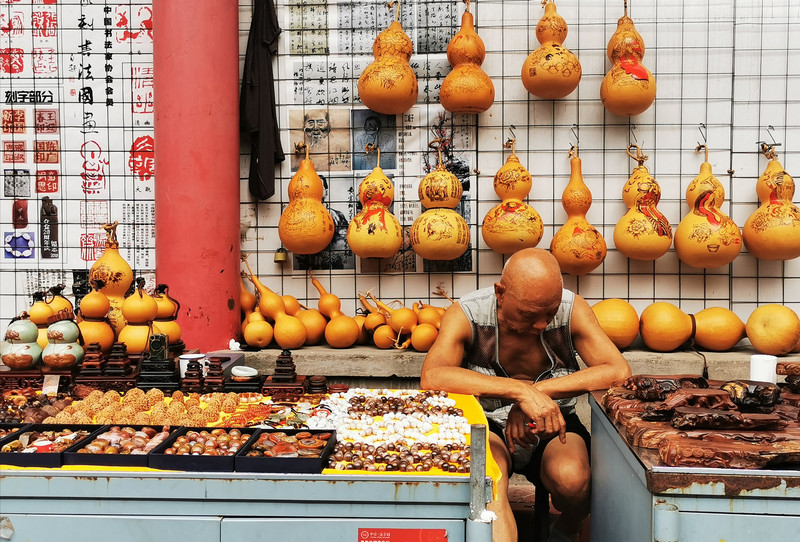 中国最大旧货市场潘家园,藏在北京闹市区的"鬼市". _ 八方菌