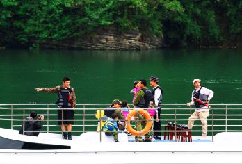 凤凰古城+竹山苗寨+无愁河度假区一日游【赠苗家特色餐】【门票+往返交通+苗家宴。让您放心游】