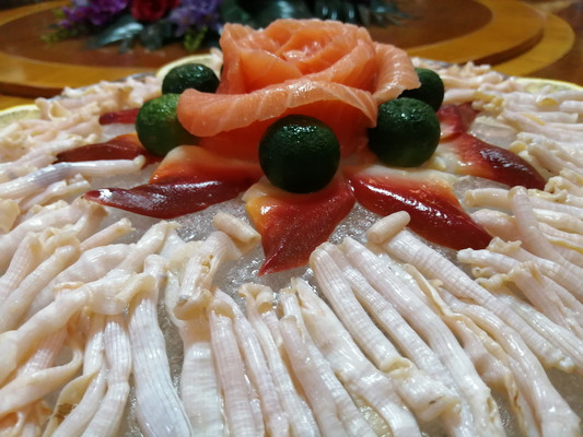 集味齐餐厅这一盘泥丁刺身，用北极贝和三文鱼点缀，漂亮又美味