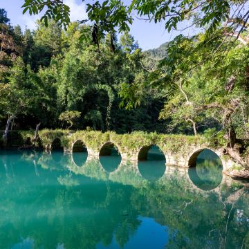 贵阳+黄果树景区+荔波小七孔景区+西江千户苗寨5日4晚拼小团