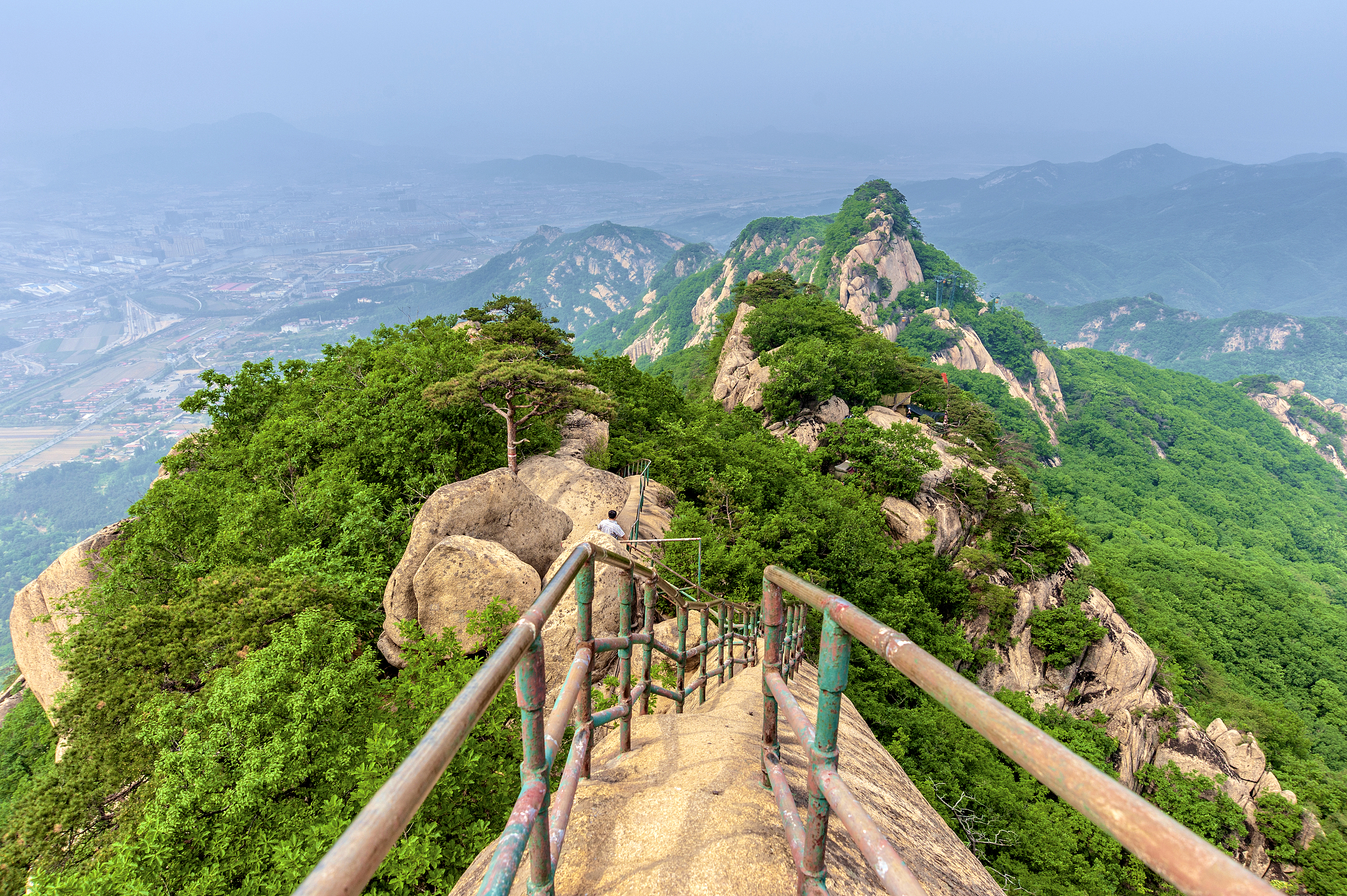 2-Day Fengcheng Tour: Relaxation at Tianmu Hot Spring, Autumn Colors of Phoenix Mountain