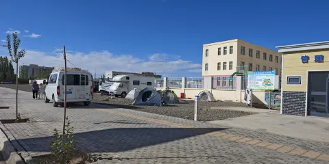 茫崖市光明路房車停放點