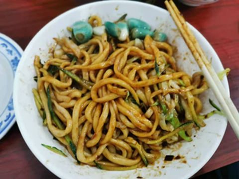 偶遇方砖厂69号,品网红打卡炸酱面