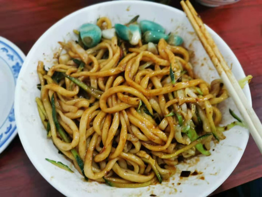偶遇方砖厂69号,品网红打卡炸酱面