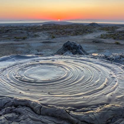 格鲁吉亚+第比利斯+卡兹别克山+阿塞拜疆巴库+沙马基8日7晚私家团