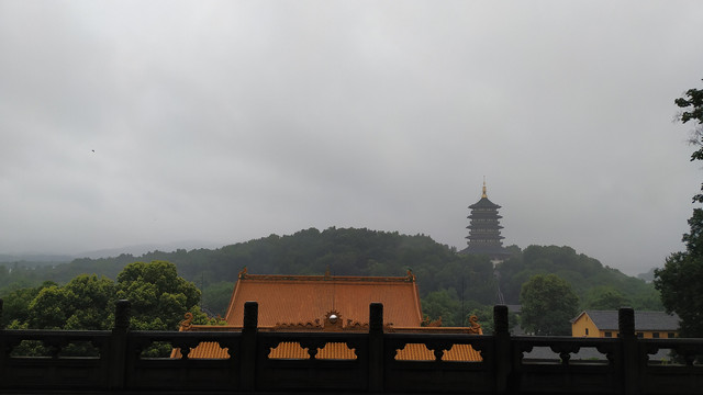 杭州西湖边的雷峰塔：夏日雨中的重游