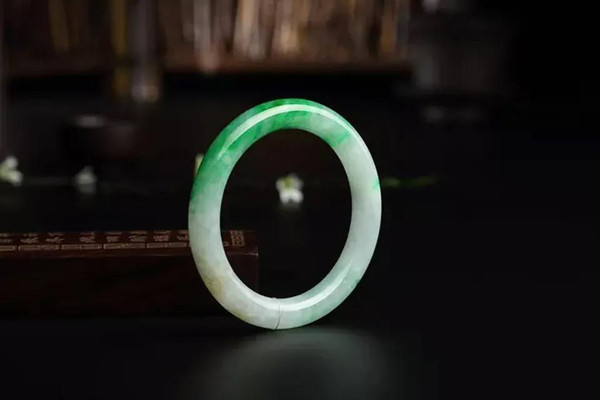 翡翠和黄金到底谁更保值?