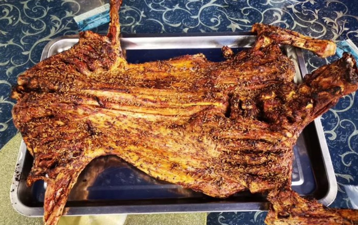 岭上人家岭一阁烤全羊