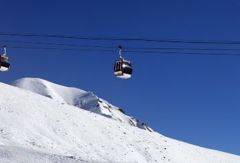 亚布力滑雪旅游度假区一日游【激情滑雪3H·雪服雪镜免费用】【亚布力滑雪旅游度假区、亚布力度假区滑雪场升级为 3 小时、马拉爬犁、索道】