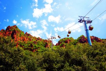 小马高原一日游【伏羲山三泉湖+小马高原+含门票】【蓝天白云，沐浴在温柔和煦的阳光下，漫无边际的格桑花海，辽阔的草原。】