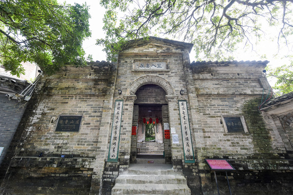 广西一矮子娶8个老婆建400亩豪宅，被誉岭南第一庄，可惜不得善终