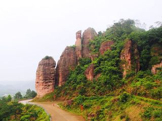 喀斯特和丹霞地貌结合最完美的山，古人在此称帝，活了121岁