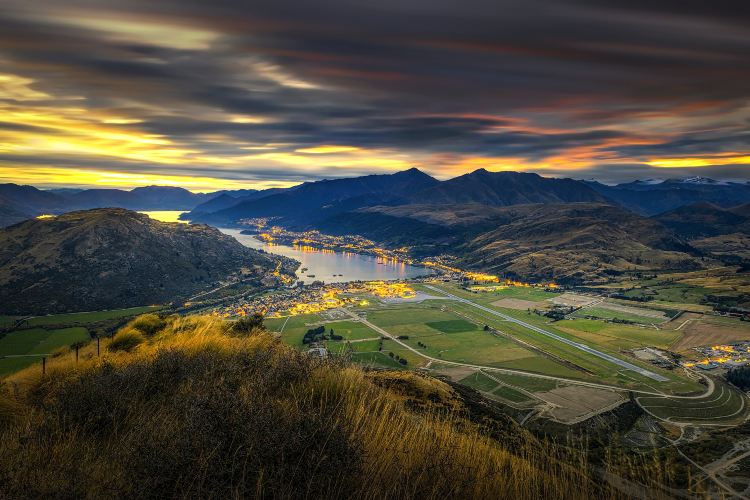 Queenstown Airport (Accessible with transport options, Nearby natural attractions)