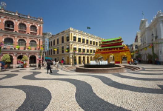 议事亭前地景点图片