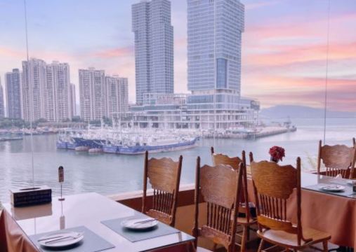 La La Land Sea View Music Restaurant & Bar