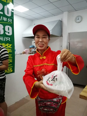 本来她们是来跳舞助兴的，结果被岭头凰竹盐鸡迷住，都买了