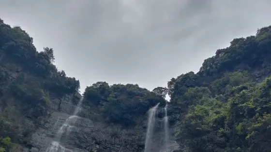 紅岩雙瀑