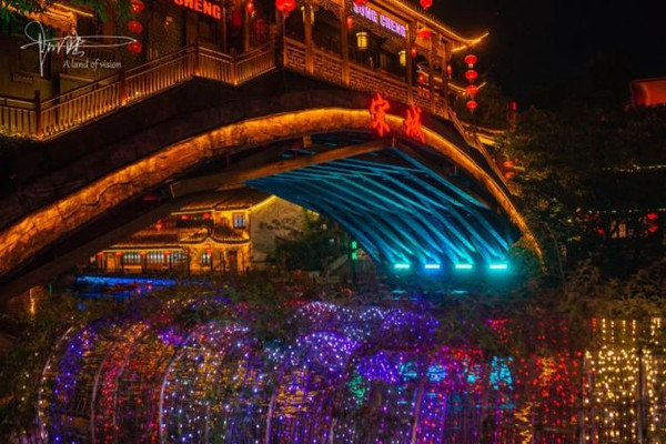 夜色迷离的宋城，并没璀璨夺目的灯光，但有气氛热烈的电音泼水节