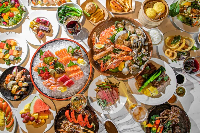桃園 buffet 吃到飽餐廳的取餐檯,熱食與冷盤分區供應