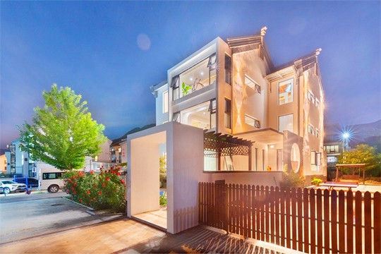 天津薊縣盤山潯遇見民宿，泳池被山崖環抱，山景房超大落地窗觀景。