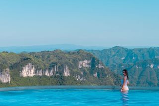 慢游矮寨奇观旅游区 沉醉山水间