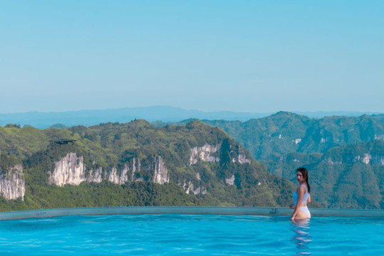 慢游矮寨奇观旅游区 沉醉山水间