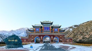冬游甘肃马蹄寺，祈福圣地踏雪节