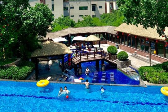 西部长青温泉谷