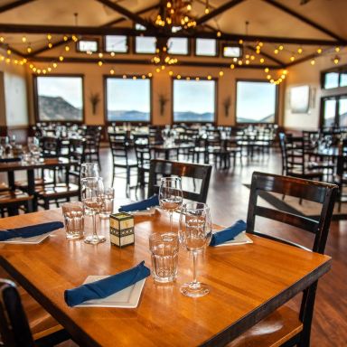 Twin Owls Steakhouse餐厅图片