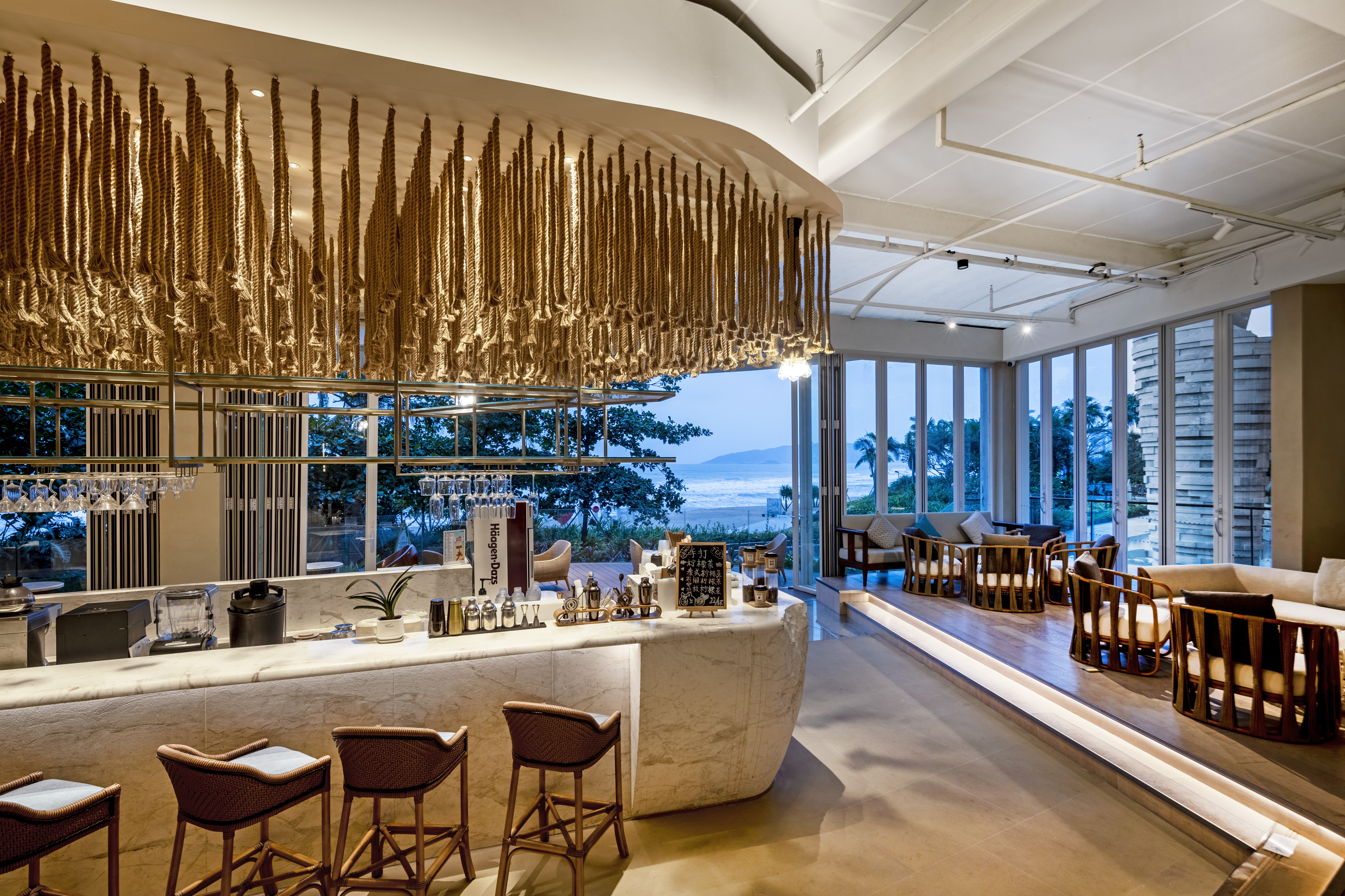 惠州惠东双月湾日出·银沙酒店·日出·银沙吧餐厅图片