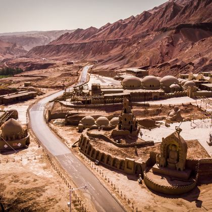 新疆吐鲁番葡萄沟+火焰山景区+库木塔格沙漠+乌鲁木齐+天山天池2日1晚跟团游