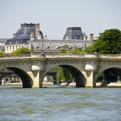 法国巴黎塞纳河+凯旋门+圣心大教堂+奥赛博物馆一日游