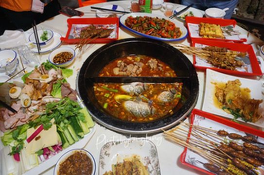 厦门宵夜江湖不能没有明发，东北烧烤，何记铁锅炖大鹅，嘎嘎香