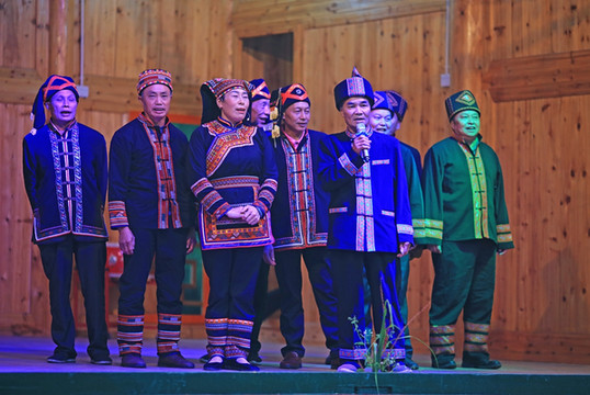 幽幽蓝山,秩秩斯干,醉倒在瑶家人的长桌宴上