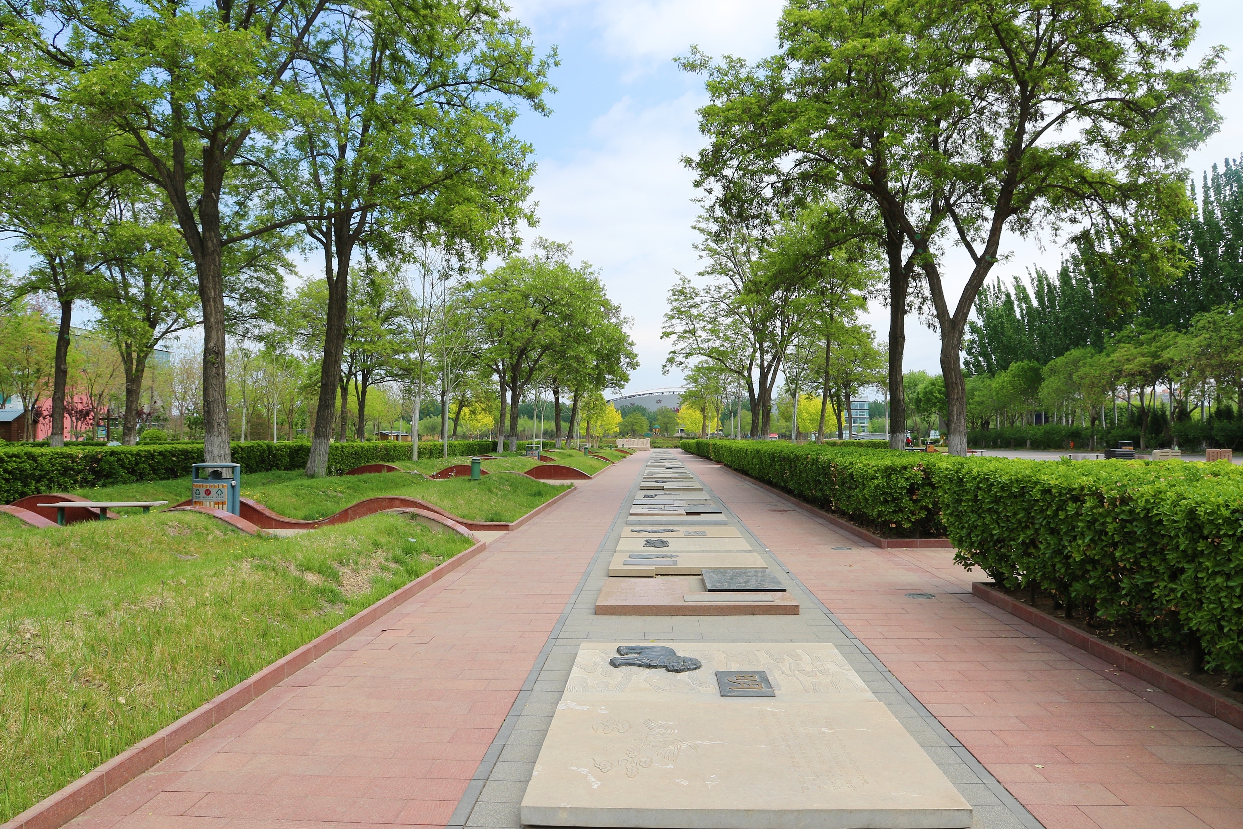랑팡 1일 투어: 몽동방 미래세계의 경이로운 기술과 랑팡 문화 예술 센터의 예술적인 분위기를 탐험해 보세요.