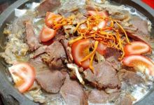 野菌石锅牦牛肉美食图片