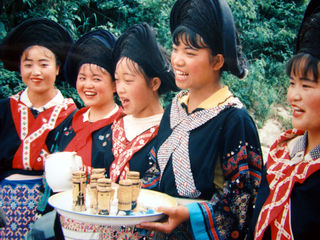 民族采风：观赏苗族神功绝技与舞蹈（图）