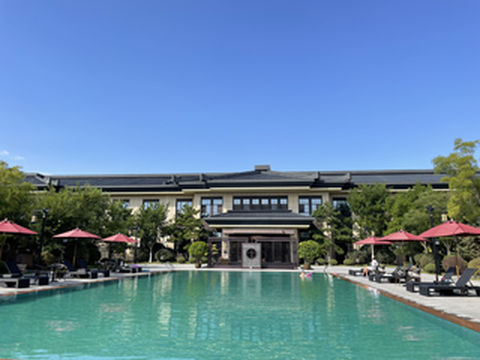 碧水迷人，温泉养生，就来东方华地城