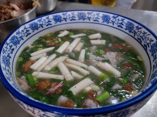 逛东门古街、看十二眼井、吃草芽米线，假日云南建水半日行，休闲