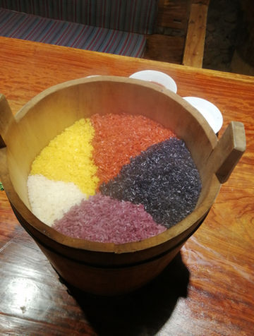 刚出炉的五色糯米饭,冒着热气,很正宗很漂亮