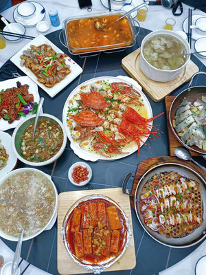 今年去这家吃年夜饭，龙虾鲍鱼螃蟹全都有，一桌不到2000元