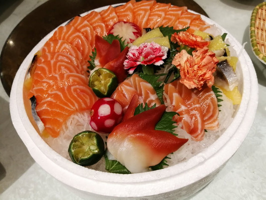 到南宁老橡树鸽都行餐厅吃饭,要了个刺身,非常美味