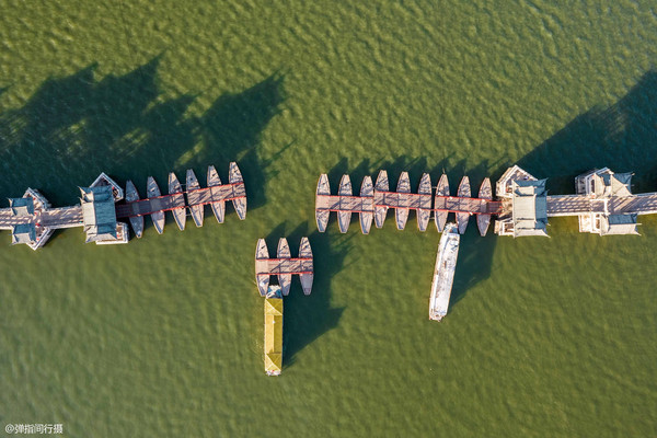 广东潮州最奇特的古桥,由亭台和船只组成,一到晚上就成“断桥”
